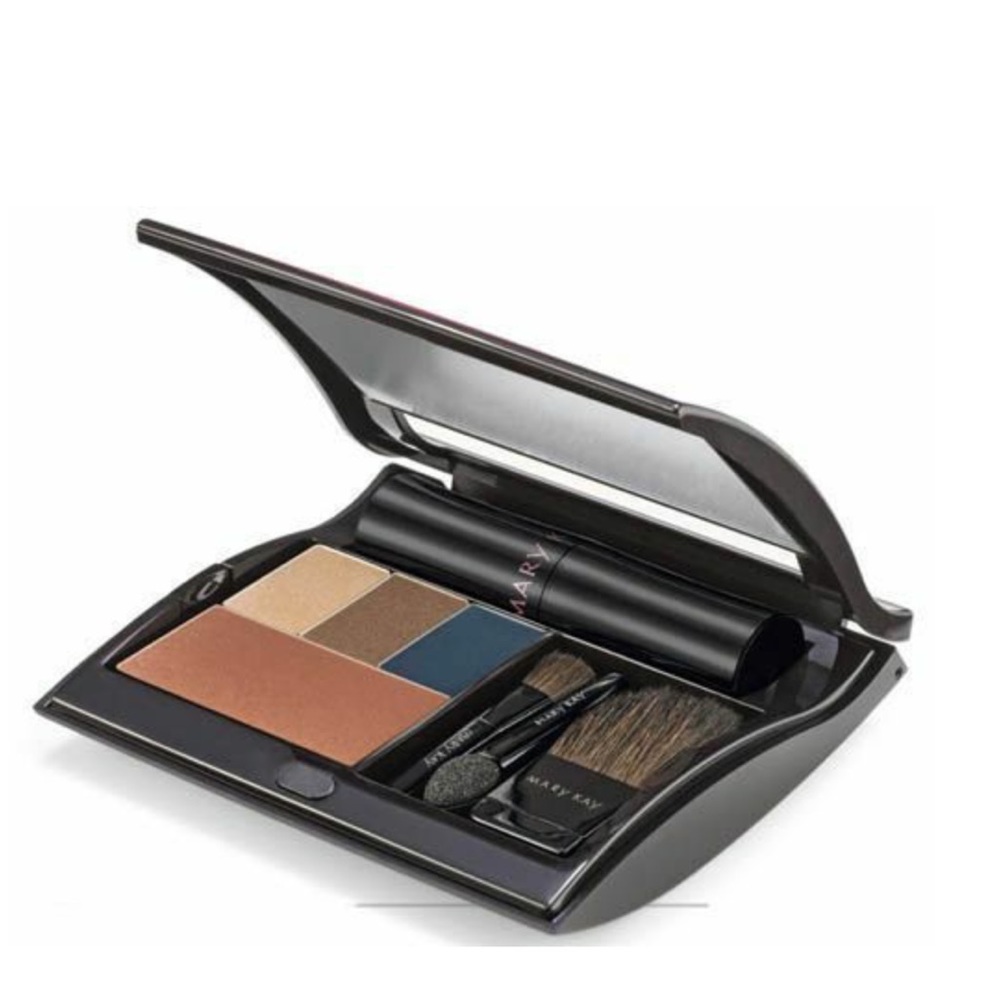 New! 💋 Mary Kay refillable compact 💋